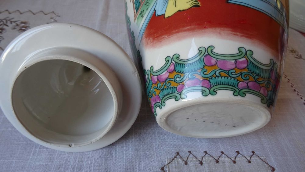 Ваза с капак от Азия, дфинджифилов буркан.