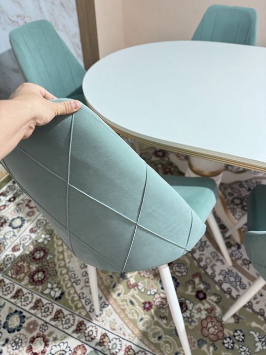 Продам стол и стуля для гостиной