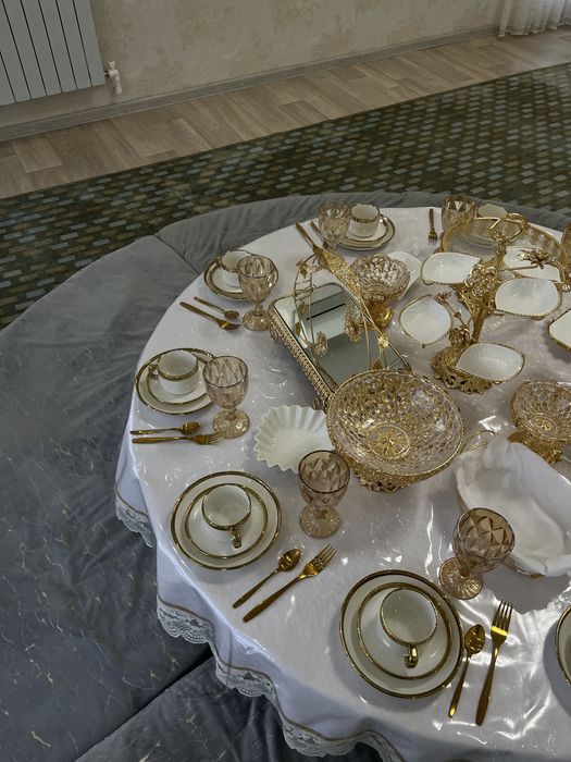 4 круглых столов с посудой и корпешками