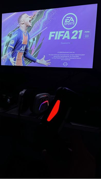 PS4 1TB + 5 игр + 2 джойстика