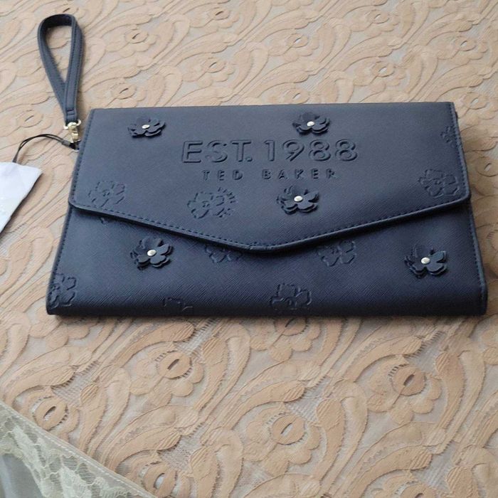 Ted Baker чисто нов клъч с флорални елементи