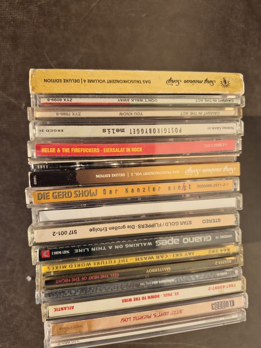 Vând 16 CD originale colectie muzica usoara mixta straina artisti internationalii