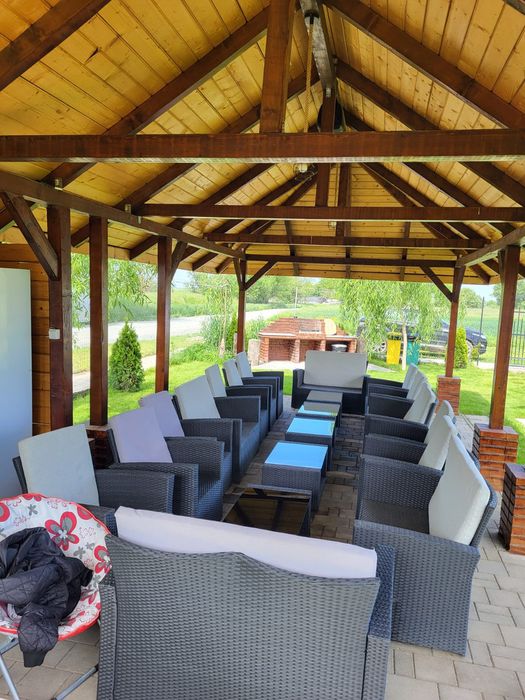 Curte cu loc de joaca de inchiriat