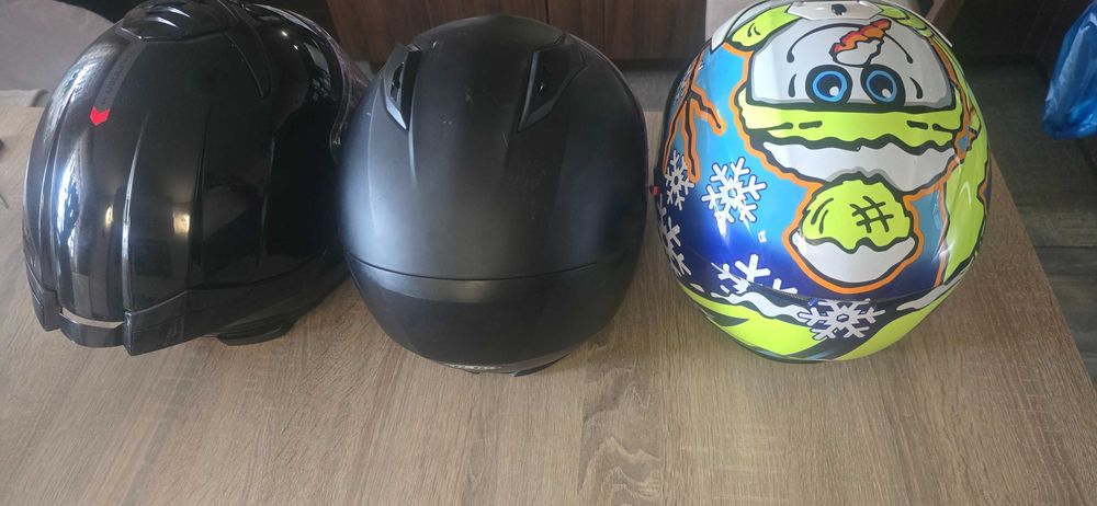 Три броя мото каски