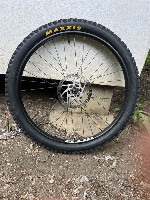 Vând roată față 27.5 boost 15x110 WTB i30 cu cauciuc Maxxis Assegai
