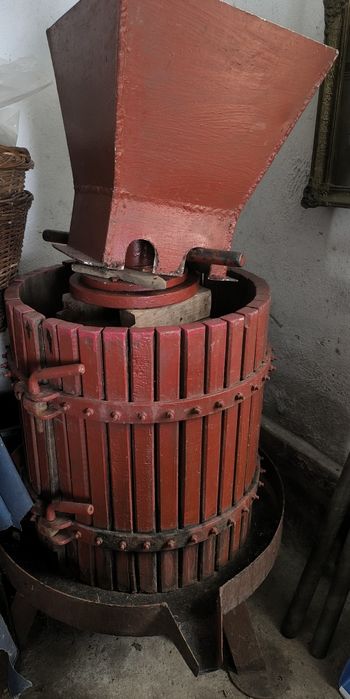 Vând Teasc (moara)mare de struguri + zdrobitor din material rezistent (nu ce se găsește la Dedeman,Brico etc @)