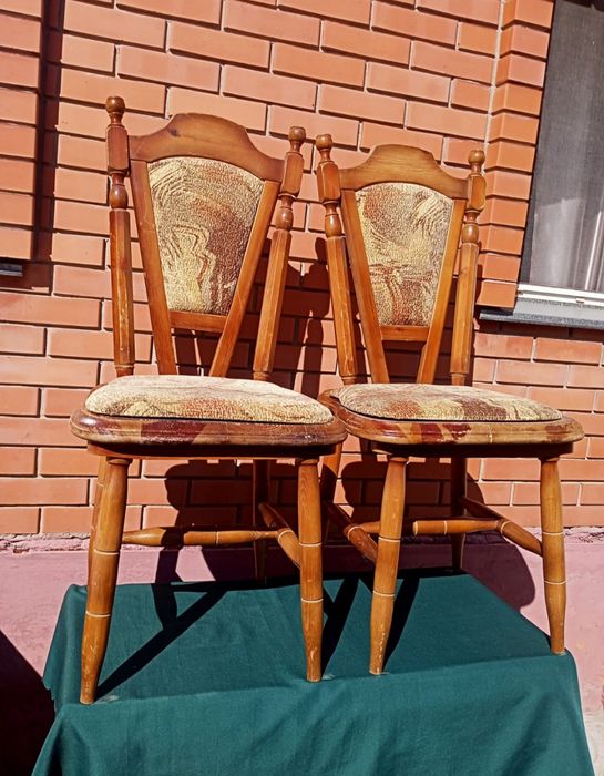 Чистое дерево. Продам: 2 стула и подстолье