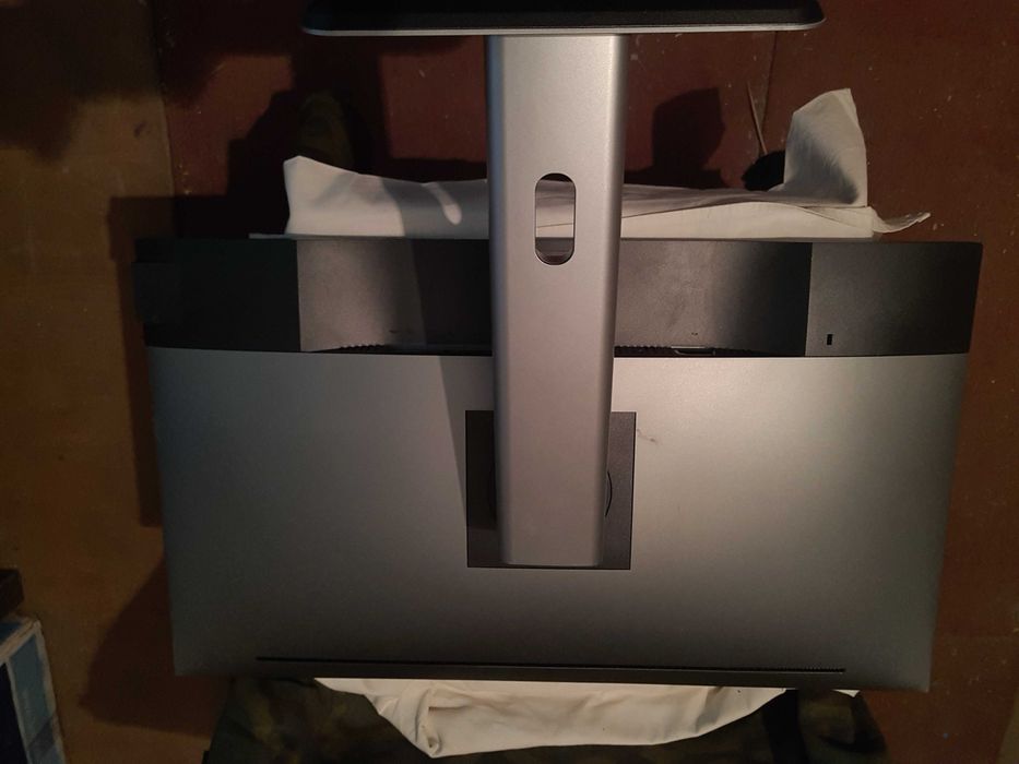 Продавам професионален 27 инчов монитор Dell U2717D спукана матрица