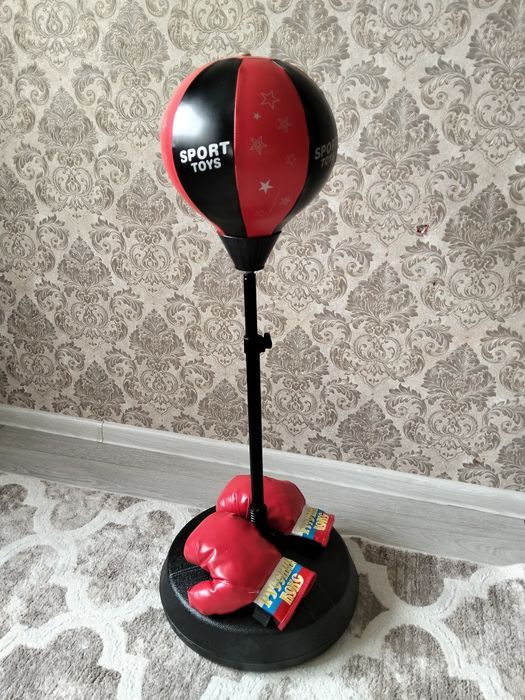 Боксерская груша и перчатки
