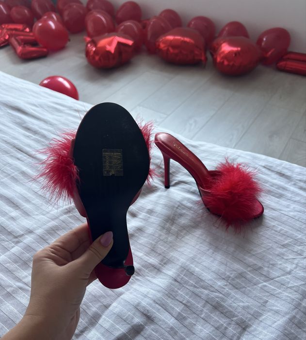 Червени чехли пух