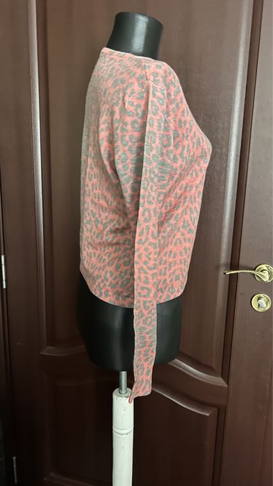 Pulover roz animal print