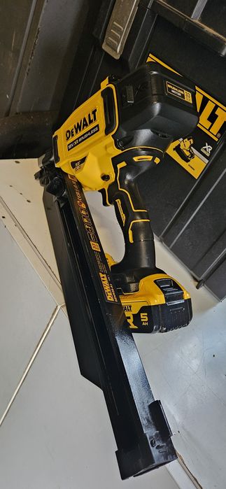 Pistol cuie dewalt dcn 930