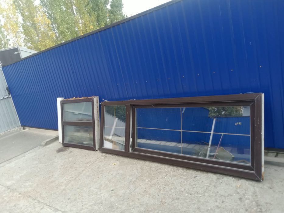 Продам пластиковые двери с двумя окнами