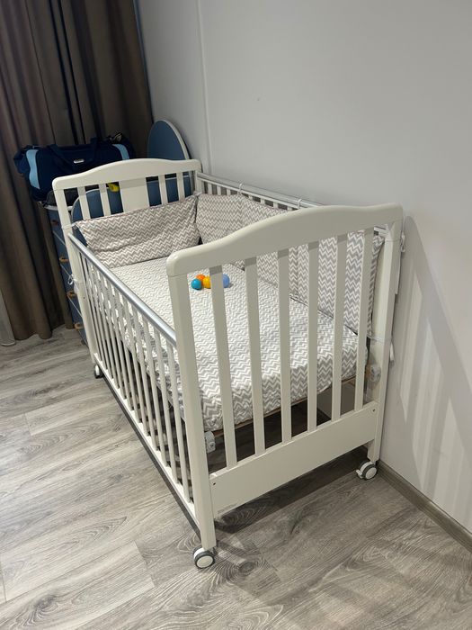 Бебешко дървено легло