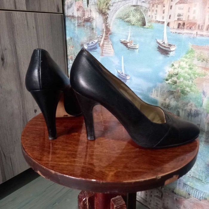 Продам женские черные туфли 40 размера на каблуке