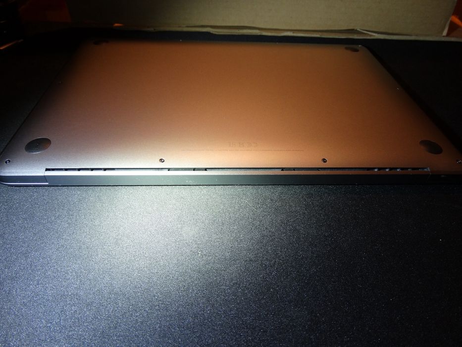 MacBook Air Retina 13” 2019 | Intel Core i5 | 8GB RAM | 1180 cicluri 128 GB