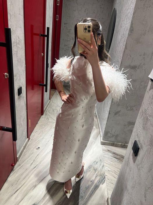 Вечернее платье с перьями