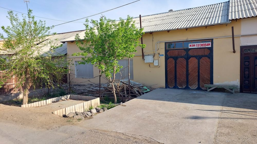 Sharlavuq mahallasida uy sotiladi