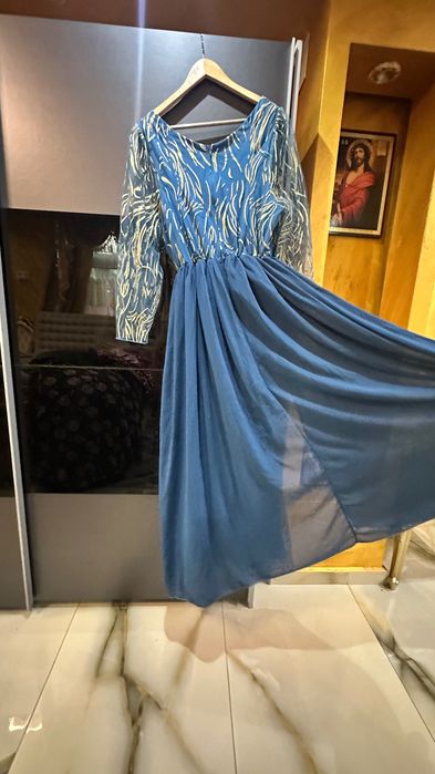 Офицялна Синя рокля носена веднъж