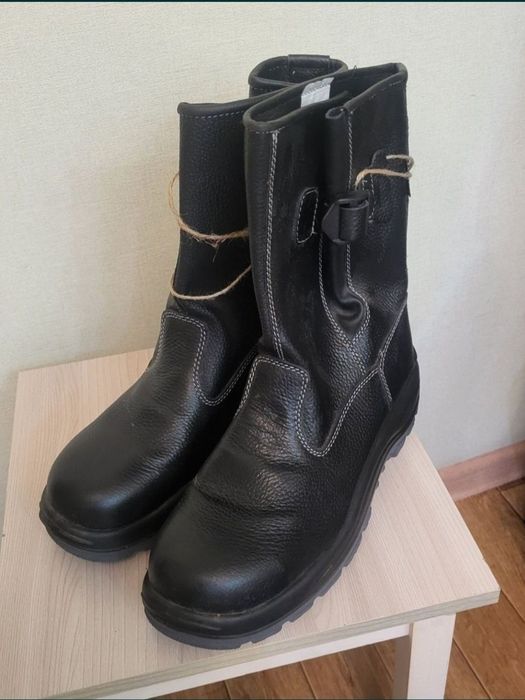 Рабочие сапоги и ботинки для электриков