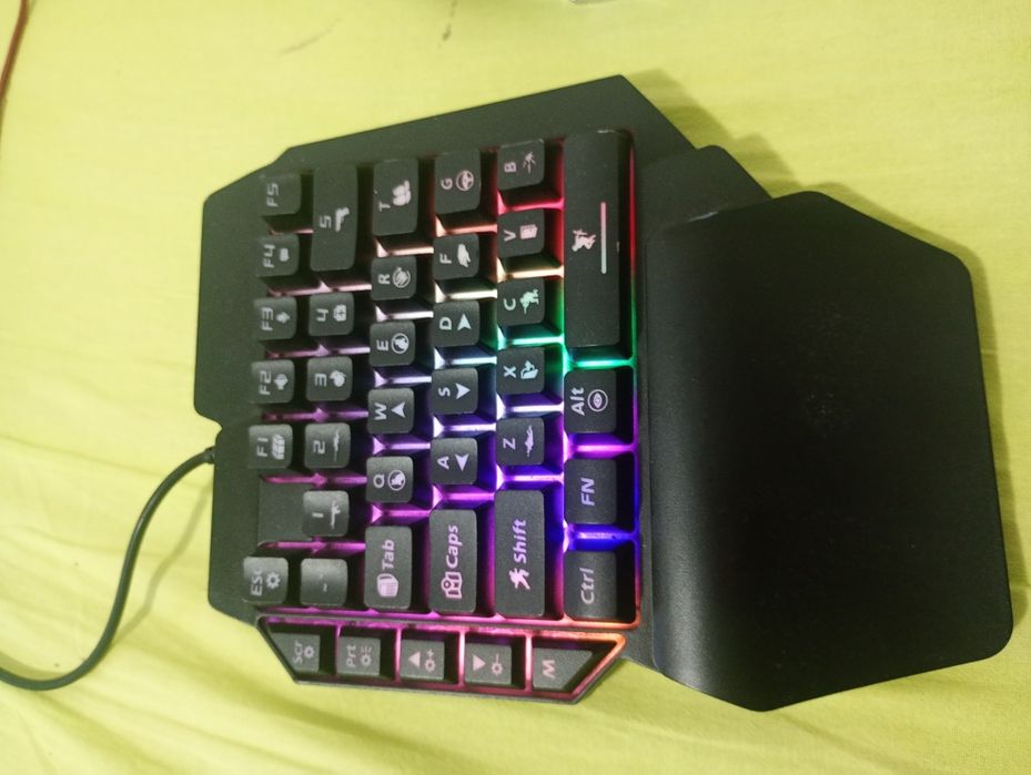 Vând tastaturā și mouse de gaming