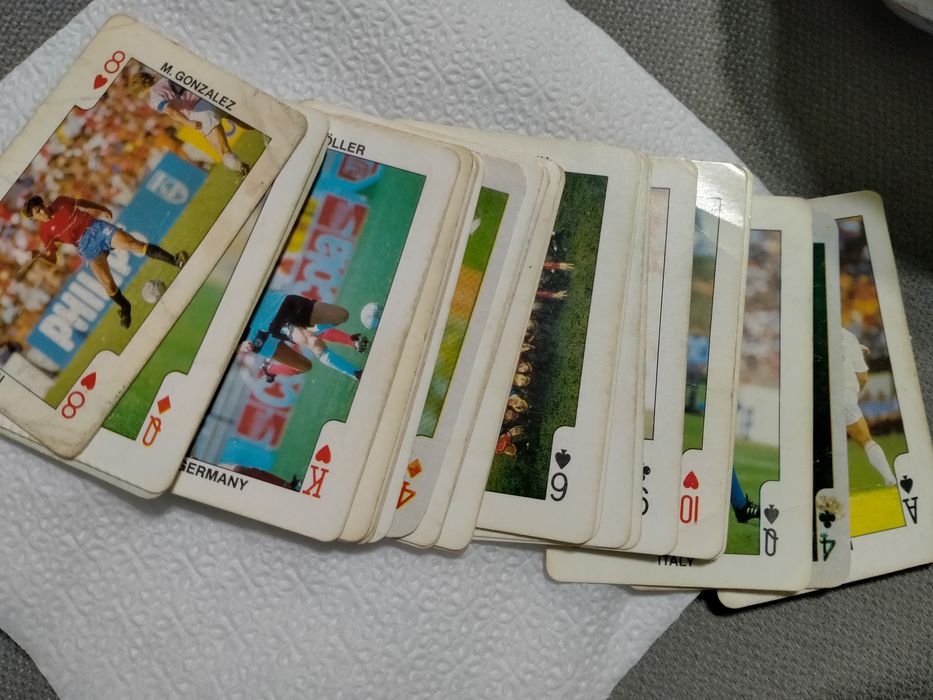 Стари карти с футболисти от 90 години.