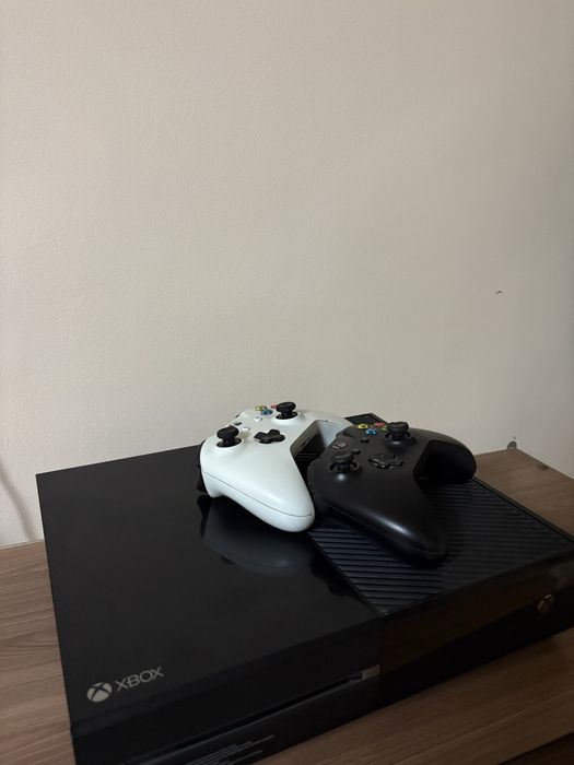 Продам xbox one в хорошем состоянии