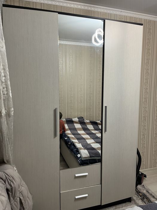 Шкаф с зеркалом