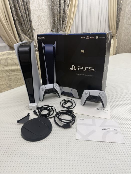 Продам PlayStation 5 без дисковода (825 ГБ)