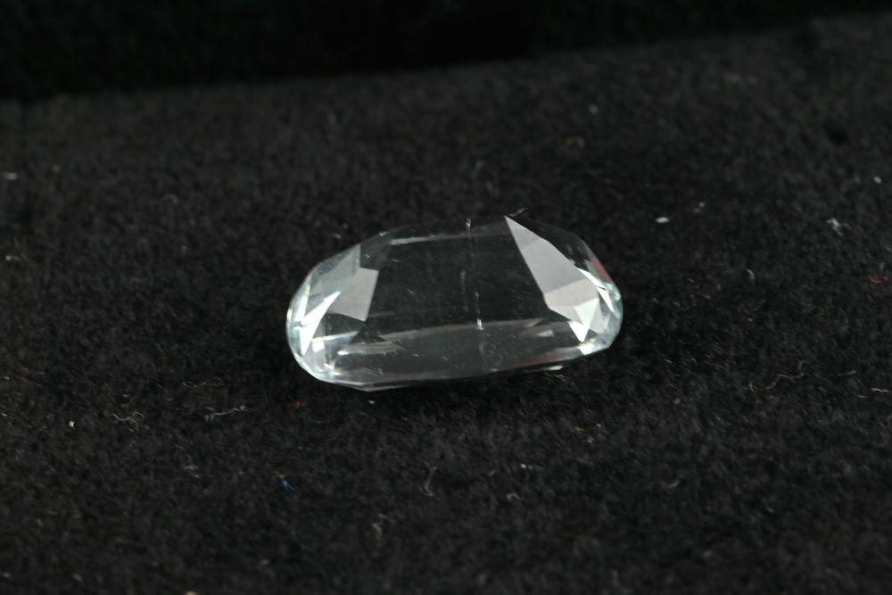 Аквамарин 5.85 карата, размер 14,6х8,9х6,8мм Сертификат