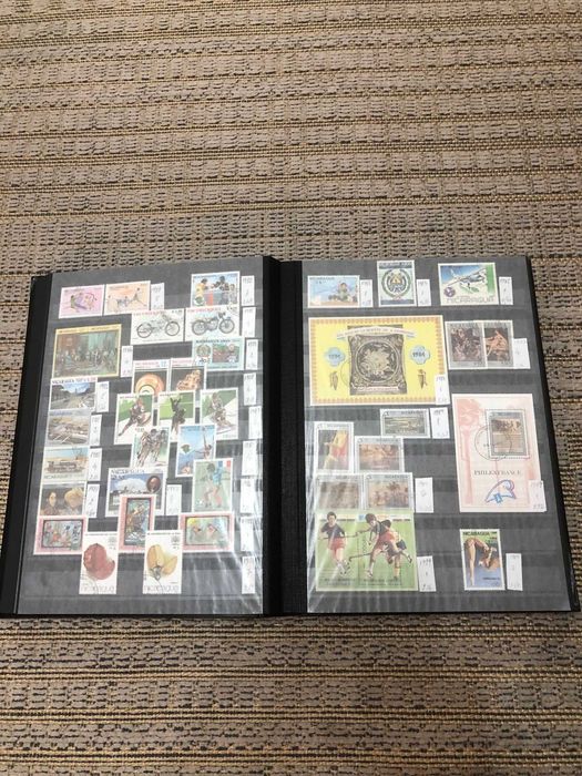 Vand colectie de timbre de pe 5 continente