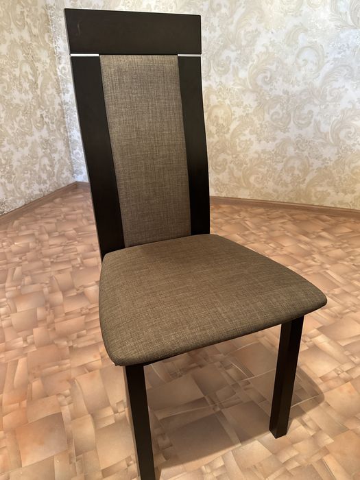 Стол и 8 стулов.