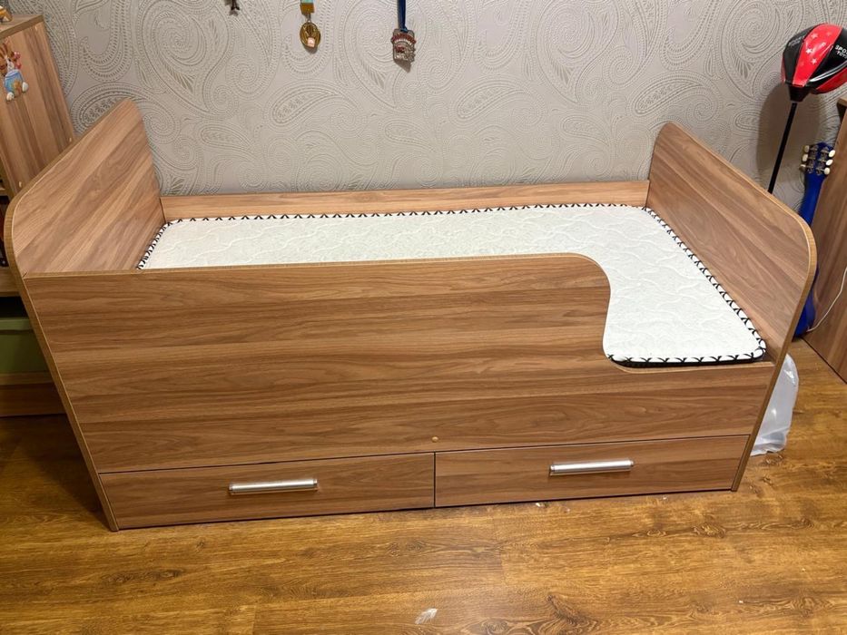 Детская кровать с отсеками для хранения вещей.