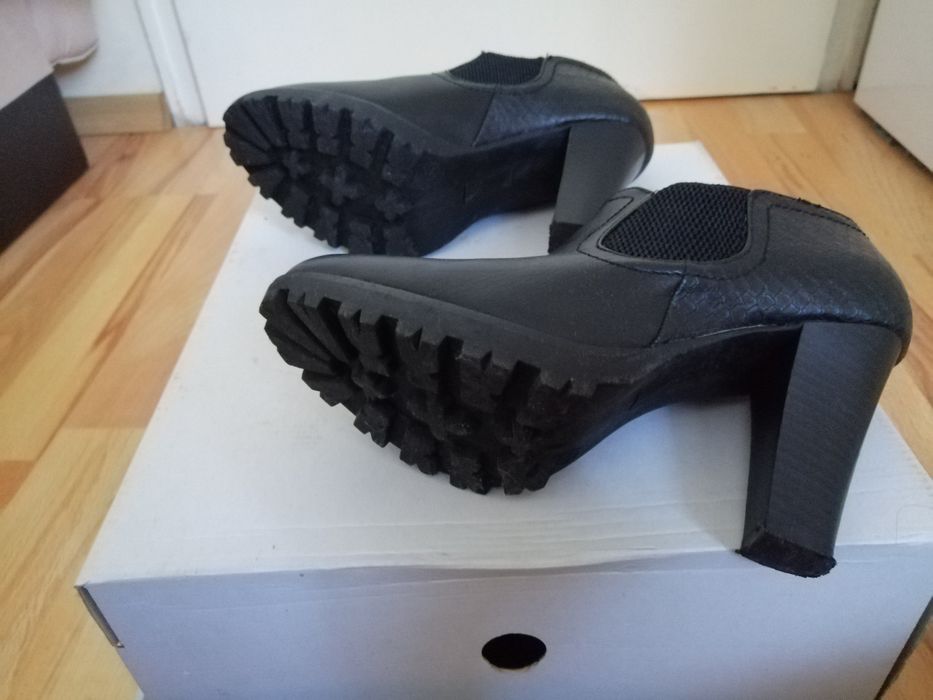 Дамски есенни обувки от изкуствена кожа.