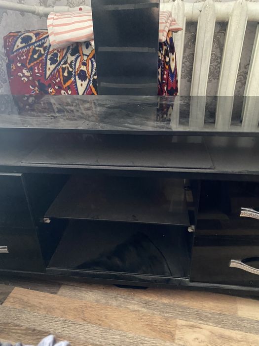 Televizor uchun (TV tumba) yaxshi xolatda