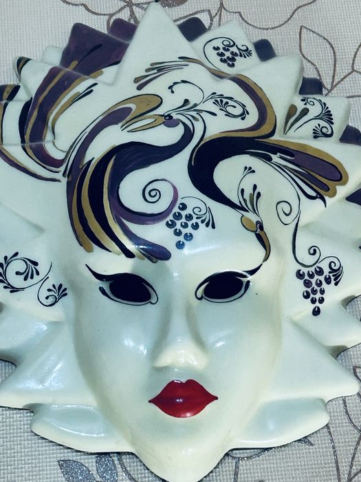 Декоративная венецианская маска