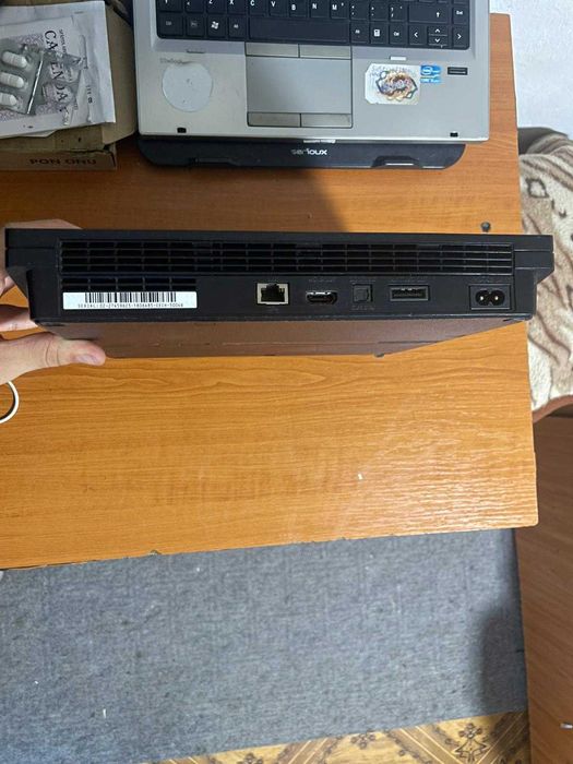 Vând PlayStation 3 Slim, model CECH-3004B.