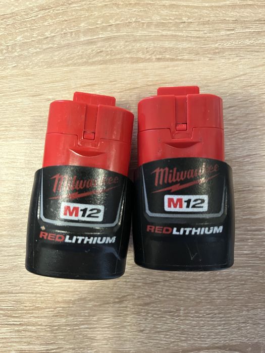 Set Incarcator si 2 baterii Milwaukee M12