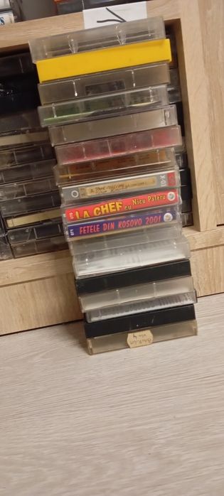 Vand 100 casete inregistrate .