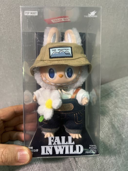 Лабубу с ромашкой