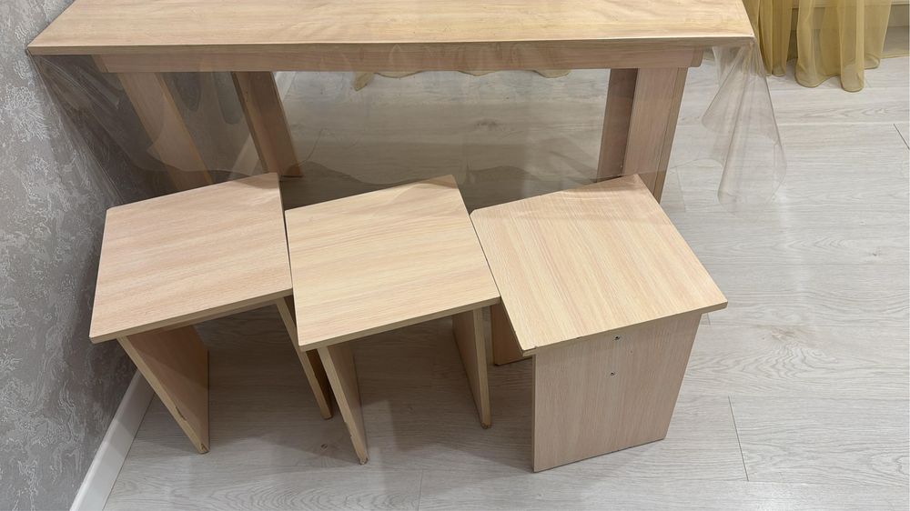 Стол с табуретками