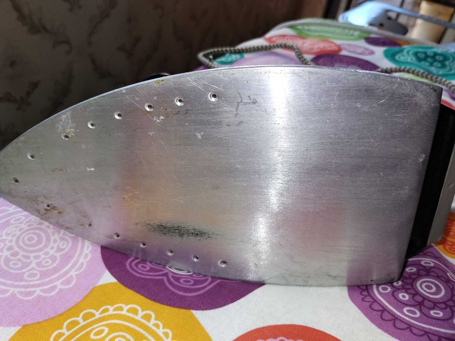 Продавам руска ютия, работеща.