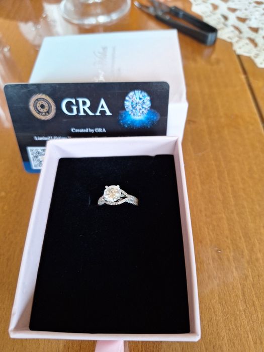 Сребърен пръстен с два карата моисанит