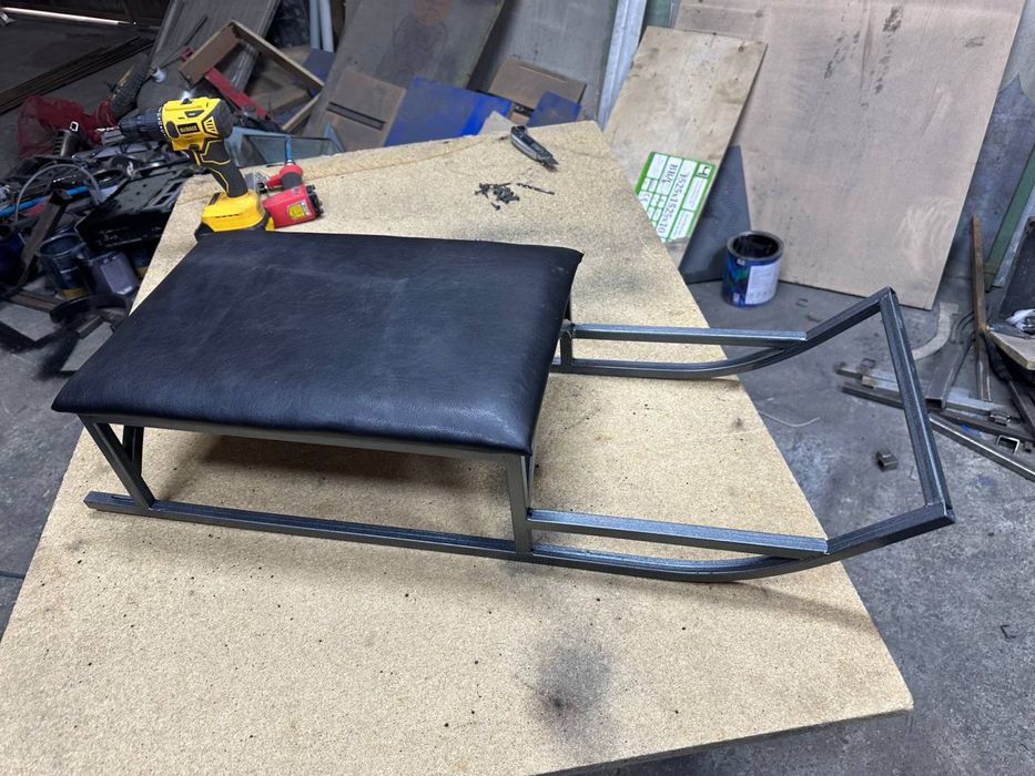 сани с коженными мягкими сидениями