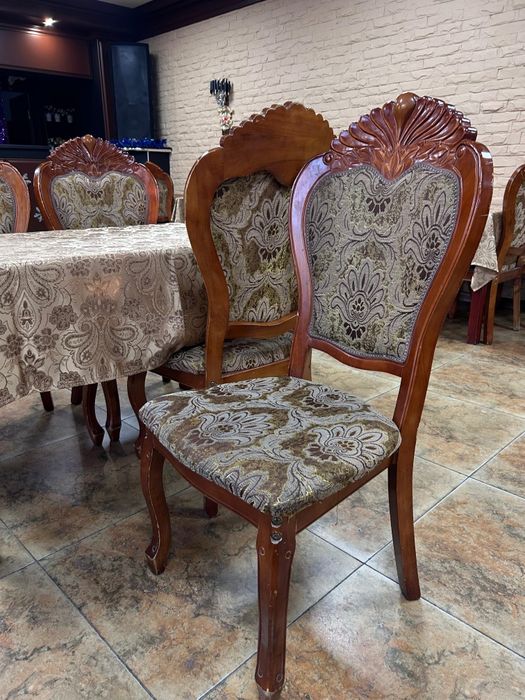 Стулья и столы деревянные