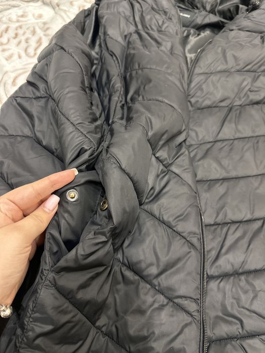 Черная жилетка и пальто-пуховик