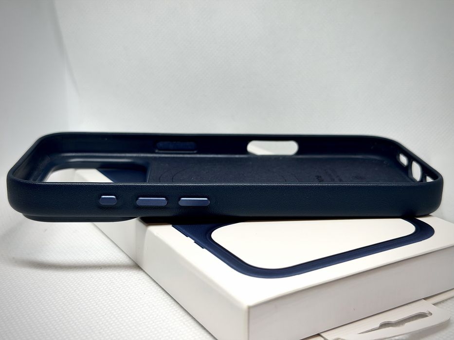 Husa iPhone 17 Pro Piele Logo originala !!!