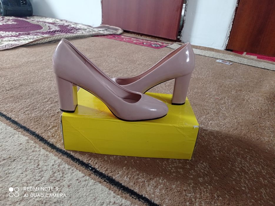 Туфли 39разм бежевый
