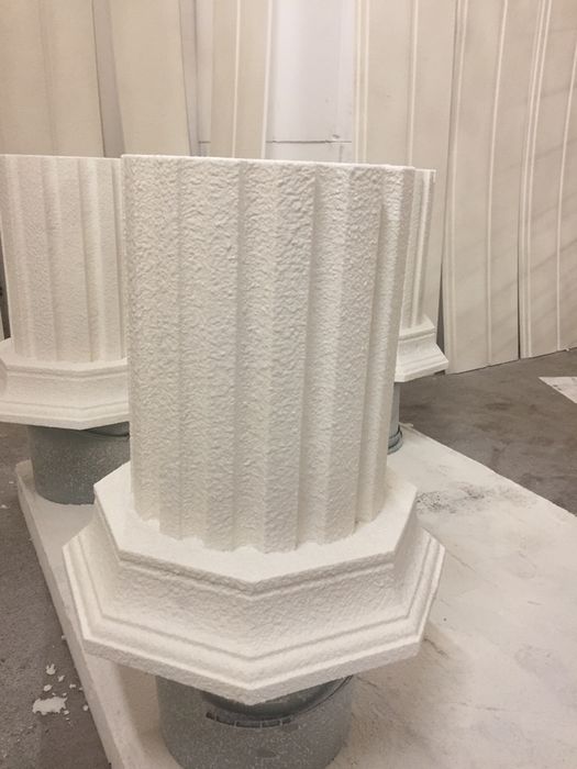 Ancadramente , coloane , capiteluri , litere volumetrice