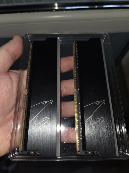 16 GB (2x8) Memorie RAM PC Gigabyte AORUS RGB DDR4 3333MHz CL18